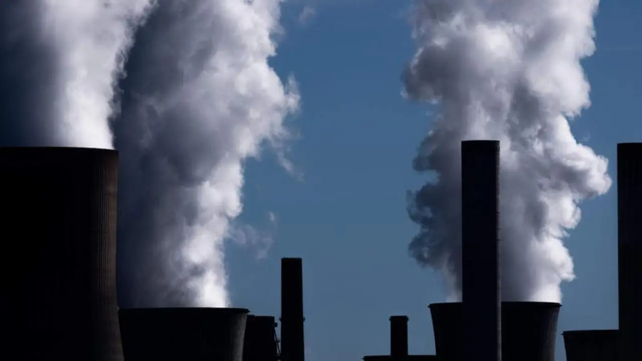 <p> El humo sale de la central t&eacute;rmica de carb&oacute;n Niederaussem de RWE </p>