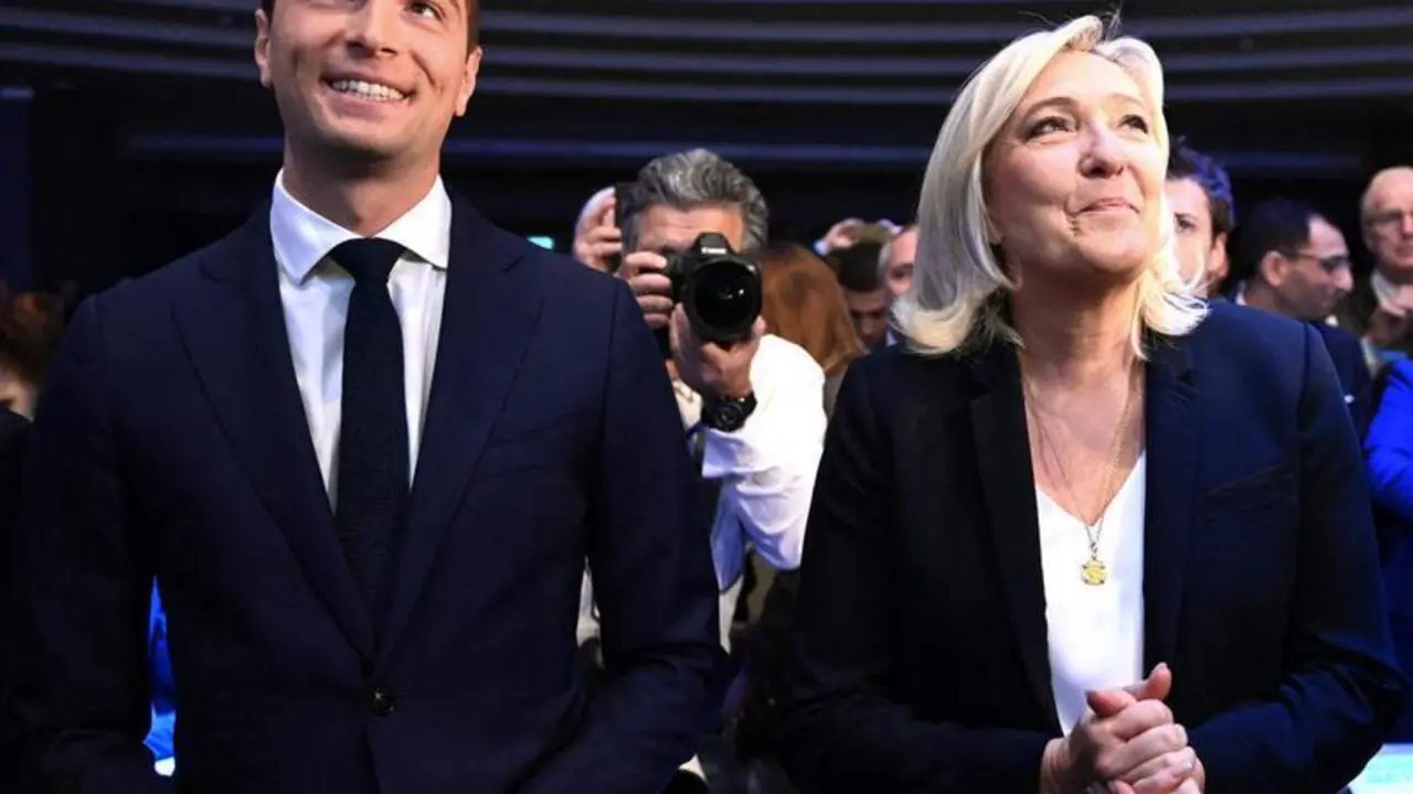 <p> Jordan Bardella junto a Marine Le Pen </p>