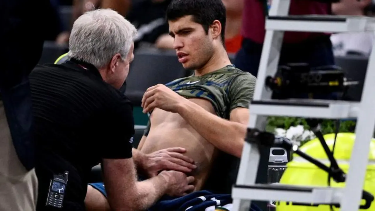 <p> Carlos Alcaraz siendo atendido del abdomen en plena pista </p>