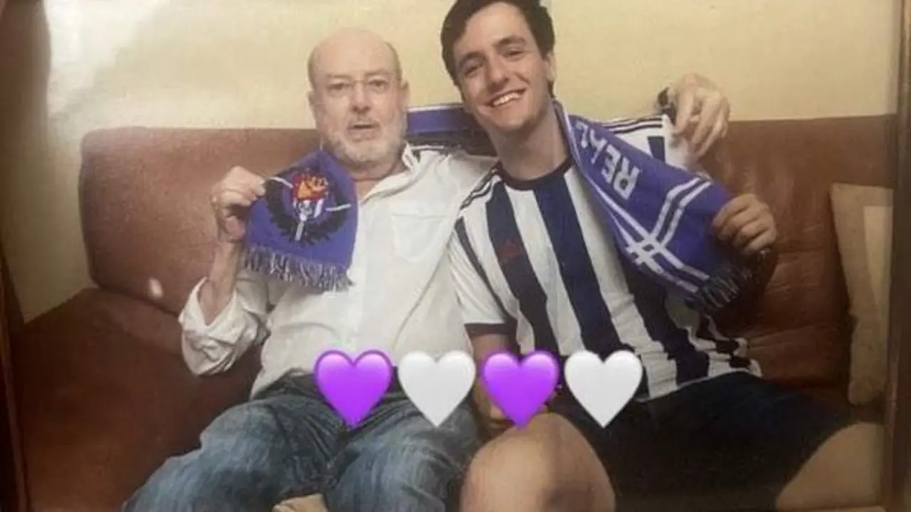 <p> Abuelo y nieto con la bufanda y equipaci&oacute;n del Real Valladolid </p>
