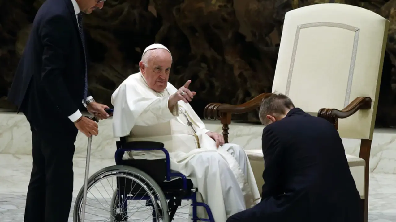 <p> Archivo - El Papa en silla de ruedas en una de las audiencias generales - Evandro Inetti/ZUMA Press Wire/d / DPA - Archivo </p>