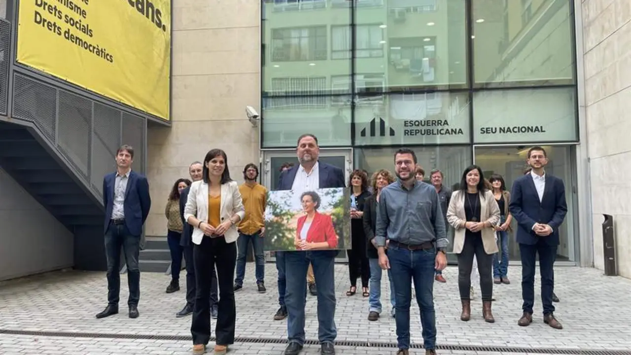 <p> El presidente de ERC, Oriol Junqueras, con la foto de la secretaria general, Marta Rovira </p>