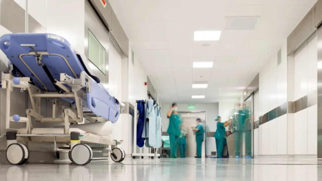 <p> Archivo - Hospital surgery corridor Blurred figures of people with medical uniforms in hospital corridor - VILEVI / VILEVI - Archivo </p>