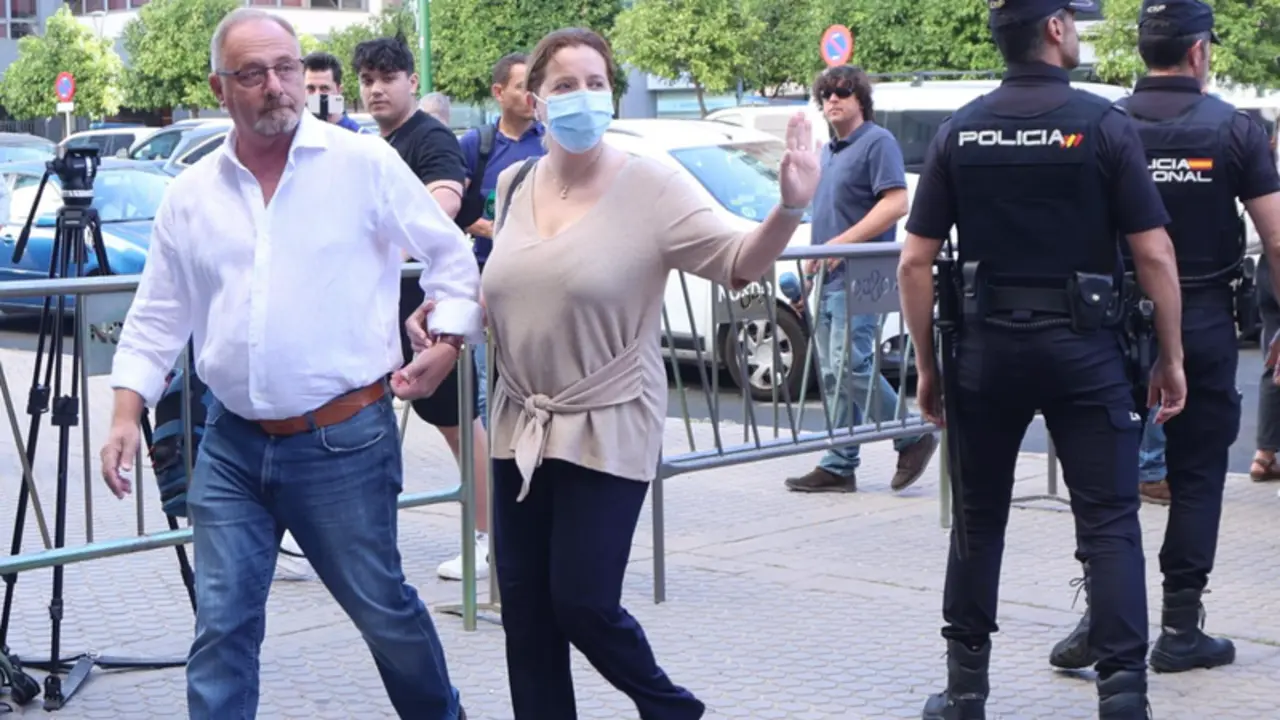<p> Los padres de Marta del Castillo entrando en los juzgados. - JOAQUIN CORCHERO / EP </p>