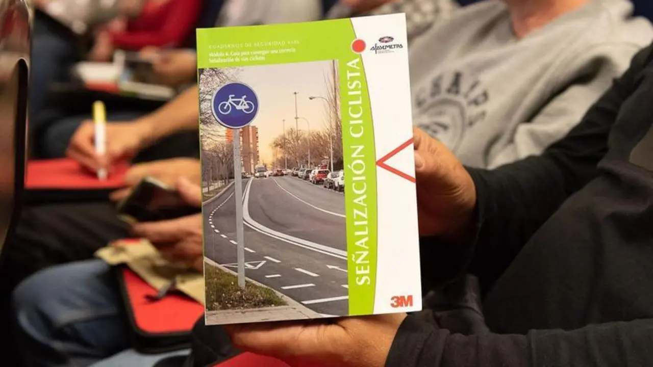<p> El sector de la se&ntilde;alizaci&oacute;n de carreteras presenta la 'Gu&iacute;a para conseguir una correcta Se&ntilde;alizaci&oacute;n de v&iacute;as ciclistas' </p>