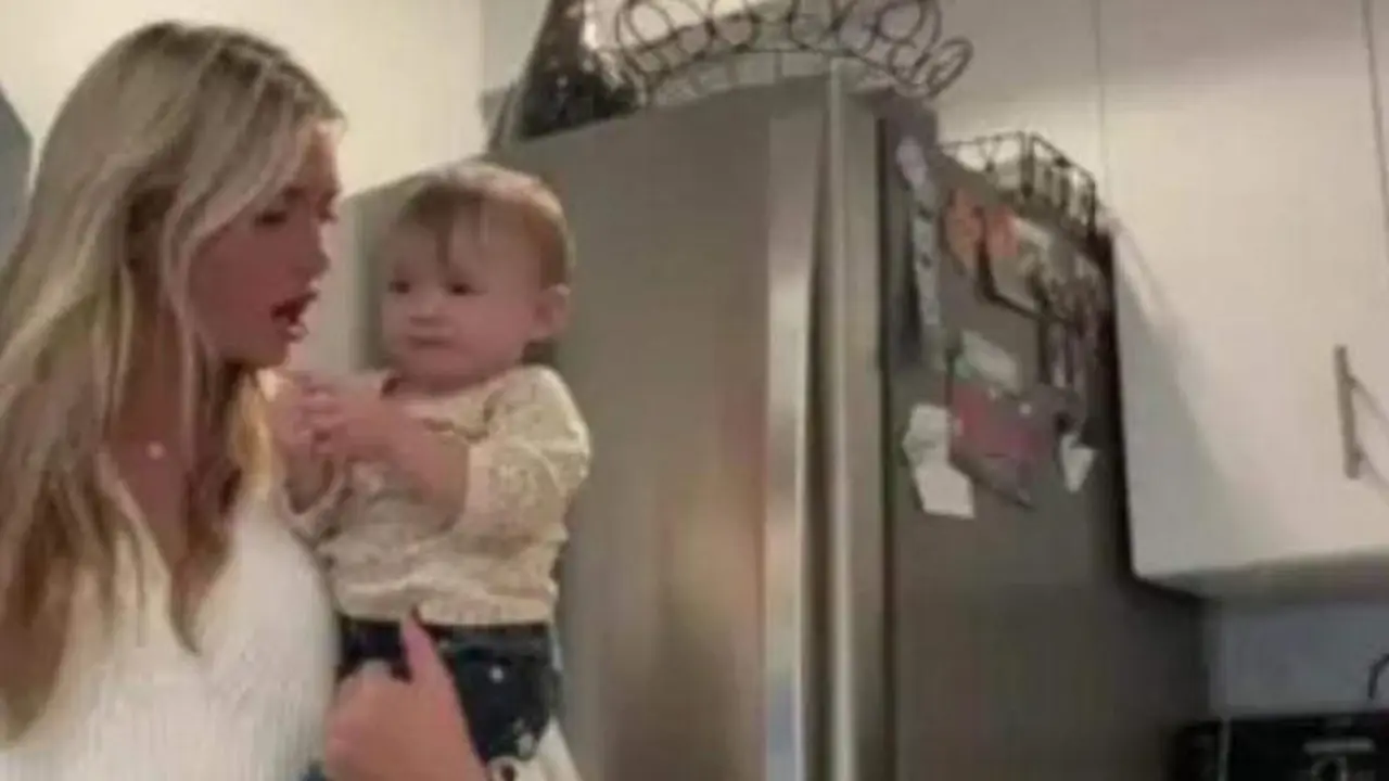  Kayla Simpson junto a su beb&eacute; 