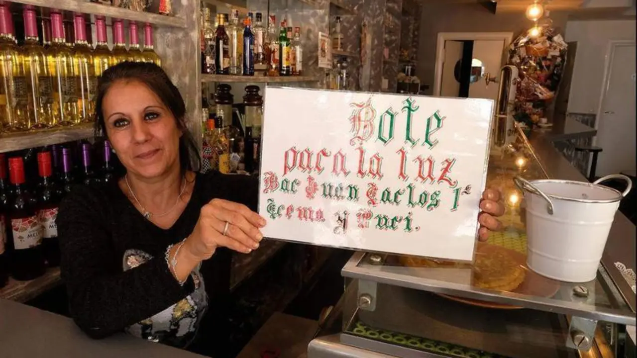  Puri con el cartel de bote para pagar la luz 