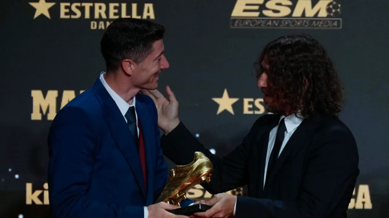  Robert Lewandowski recibe la Bota de Oro de Carles Puyol 