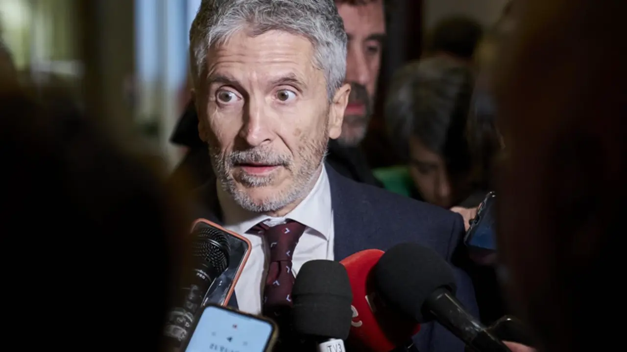  El ministro del Interior, Fernando Grande-Marlaska, atiende a los medios antes de comparecer a puerta cerrada en el Congreso de los Diputados, a 8 de noviembre de 2022, en Madrid (Espa&ntilde;a). - A. P&eacute;rez Meca - Europa Press 