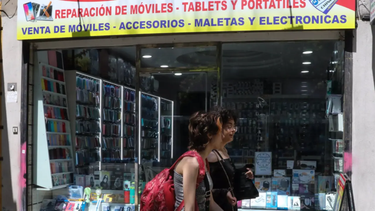  Archivo - Dos mujeres pasan por una tienda de tecnolog&iacute;a y accesorios, a 26 de julio de 2022, en Madrid (Espa&ntilde;a). - Marta Fern&aacute;ndez Jara - Europa Press - Archivo 