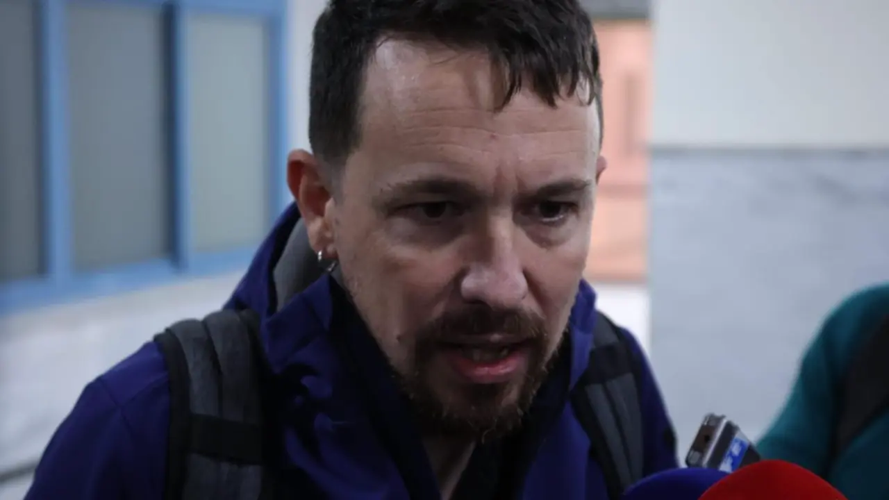  El exl&iacute;der de Podemos Pablo Iglesias atiende a los medios antes de participar en un acto p&uacute;blico para presentar su libro 'Medios y Cloacas' en Sevilla - JOAQU&Iacute;N CORCHERO/EUROPA PRESS 