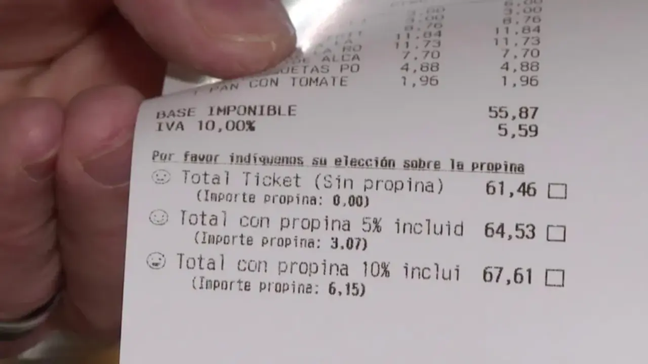  Ticket de un restaurante de Barcelona que incluye la propina en la cuenta 