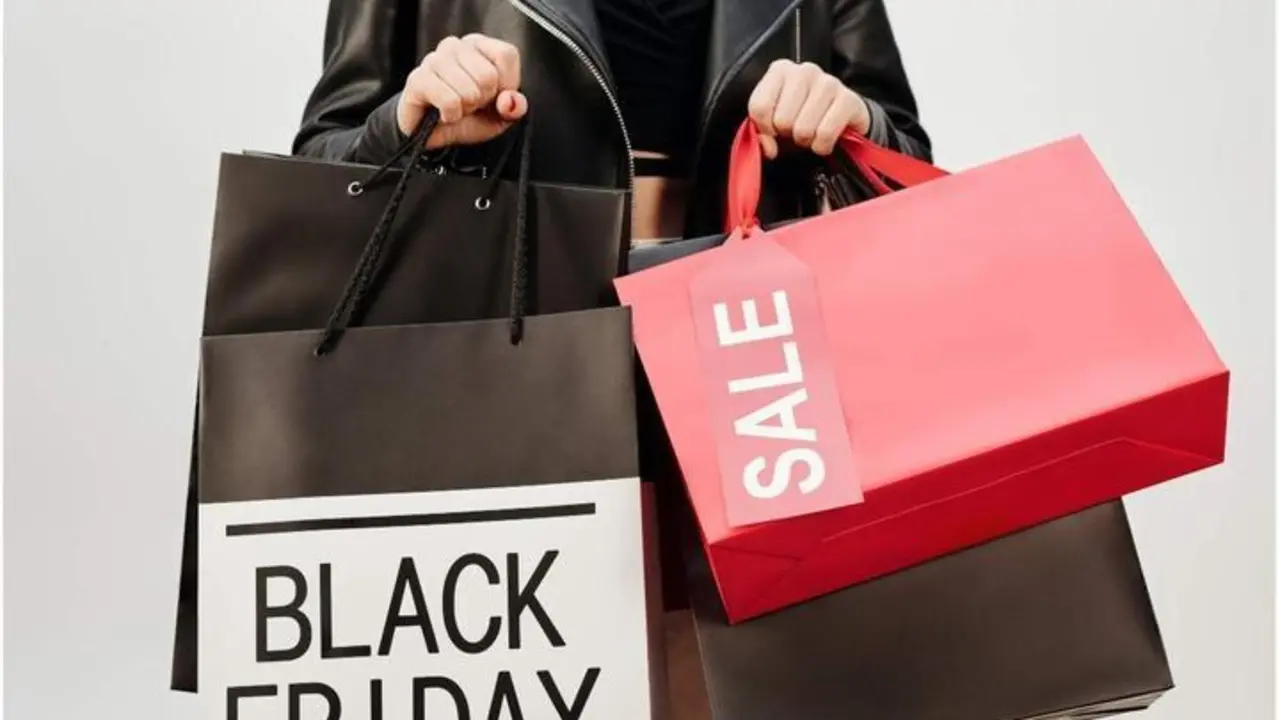  Mujer con bolsas del Black Friday 