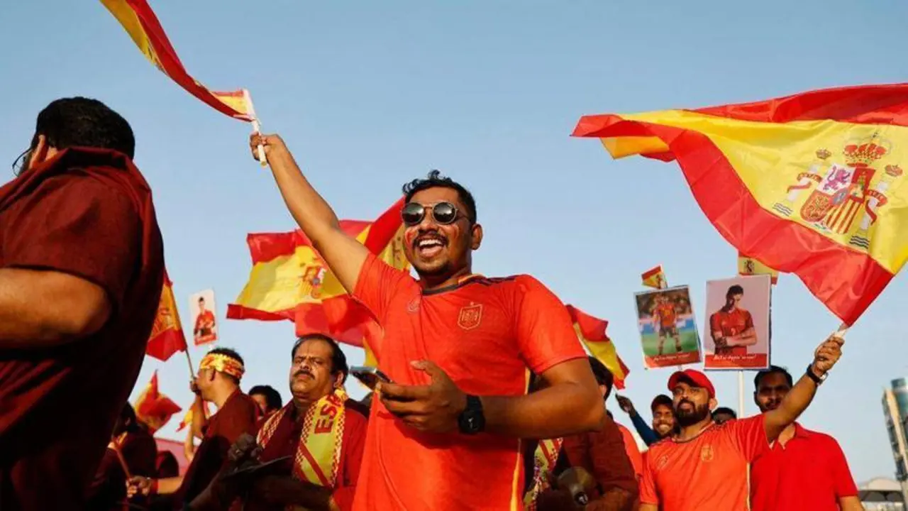  Supuestos aficionados espa&ntilde;oles animando en Doha 