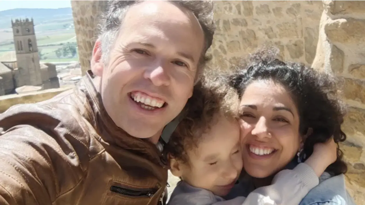  Iago Bern&aacute;cer junto a sus padres, Javier y Elia 