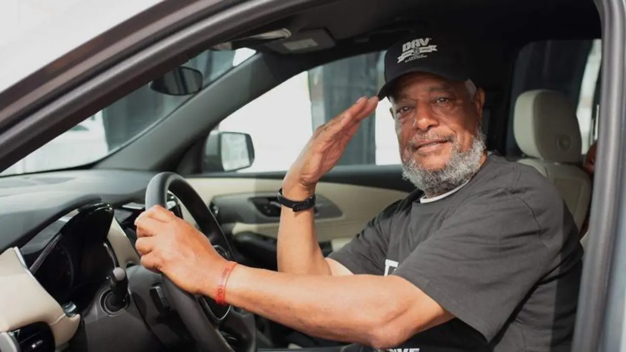 El veterano con su nuevo coche 
