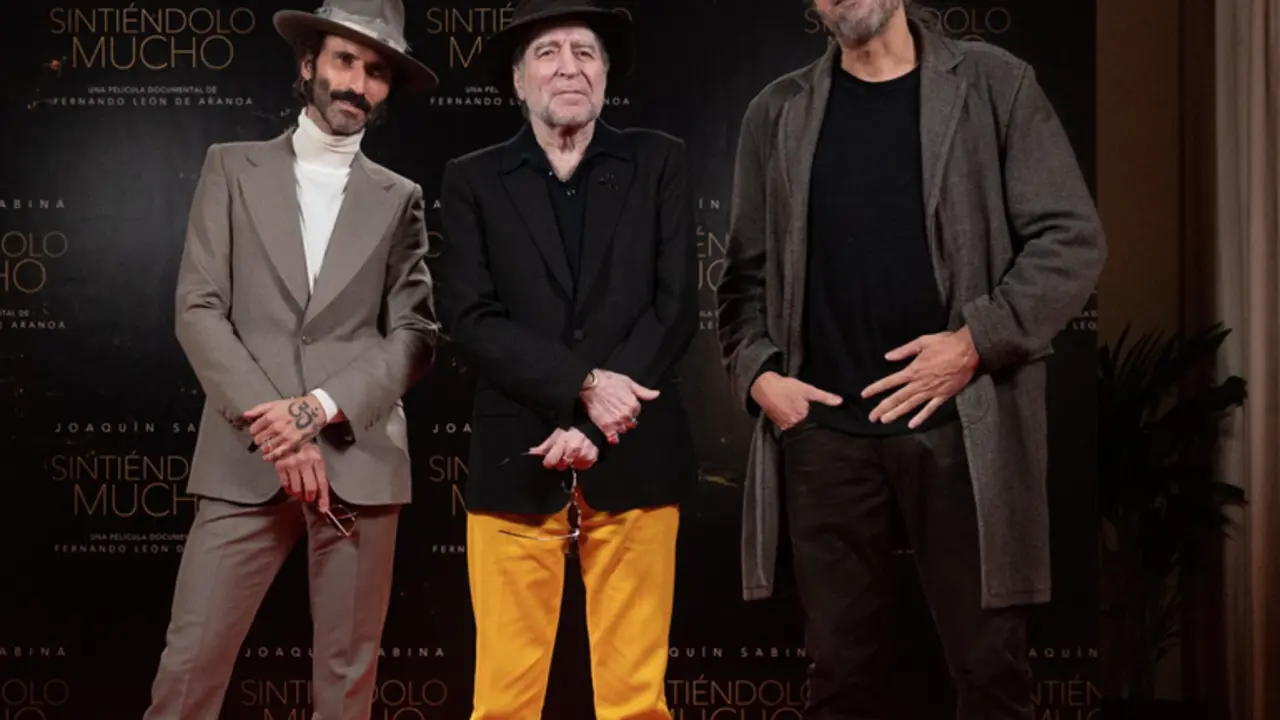  (I-D) El cantante Leiva; el cantautor Joaqu&iacute;n Sabina y el director de cine Fernando L&eacute;on de Aranoa, posan durante la presentaci&oacute;n del documental sobre Joaqu&iacute;n Sabina &lsquo;Sinti&eacute;ndolo mucho&rsquo; - Eduardo Parra - Europa Press 
