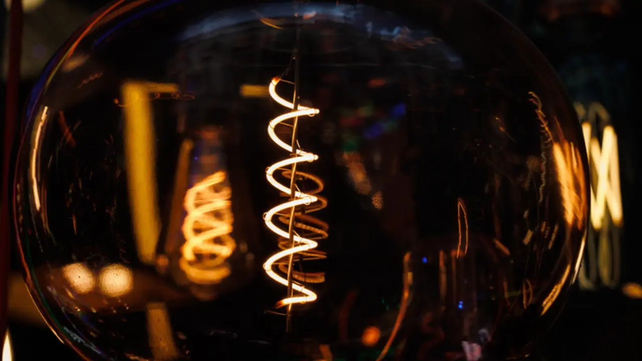  Archivo - Una bombilla en el escaparate de una tienda de l&aacute;mparas - Alejandro Mart&iacute;nez V&eacute;lez - Europa Press - Archivo 