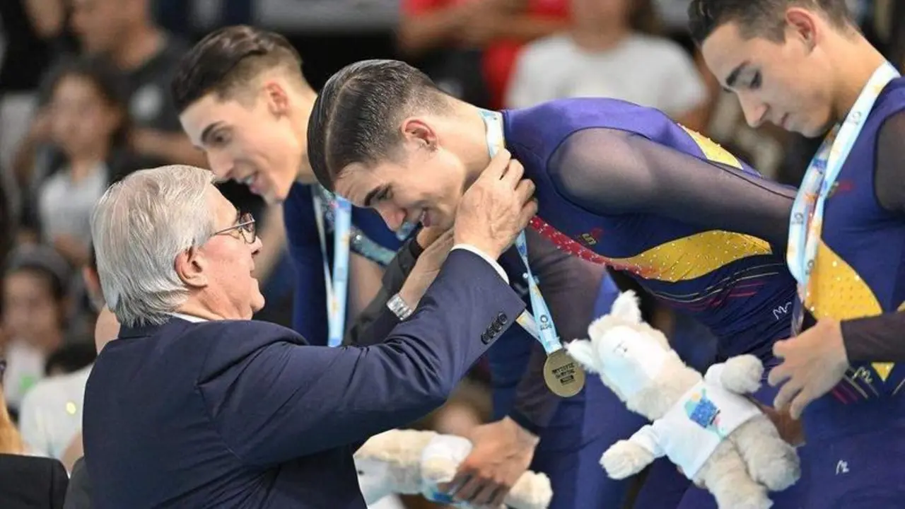  Pau Garc&iacute;a recibiendo la medalla de oro 