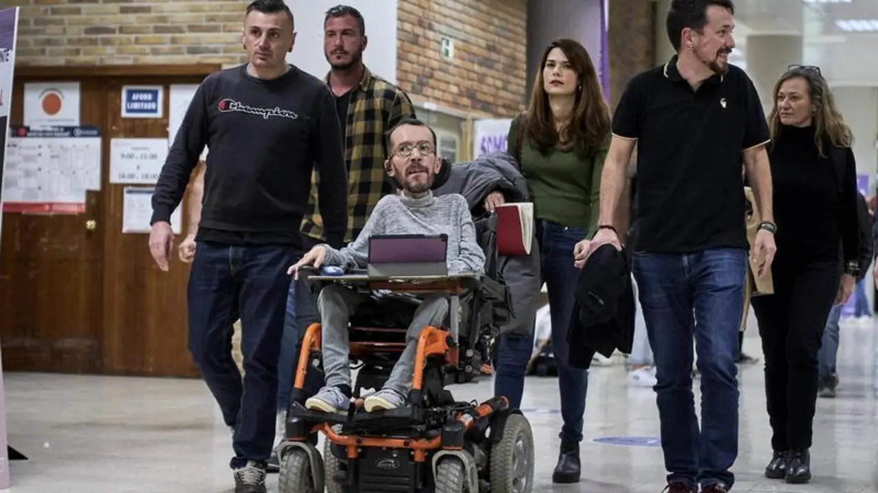  El portavoz de Unidas Podemos, Pablo Echenique (3i); la portavoz de Podemos, Isabel Serra (3d); el exl&iacute;der de Podemos Pablo Iglesias (2d), y la delegada del Gobierno contra la Violencia de G&eacute;nero, Victoria Rosell (1d), a su llegada a la celebraci&oacute;n de la - A. P&eacute;rez Meca - Europa Press 