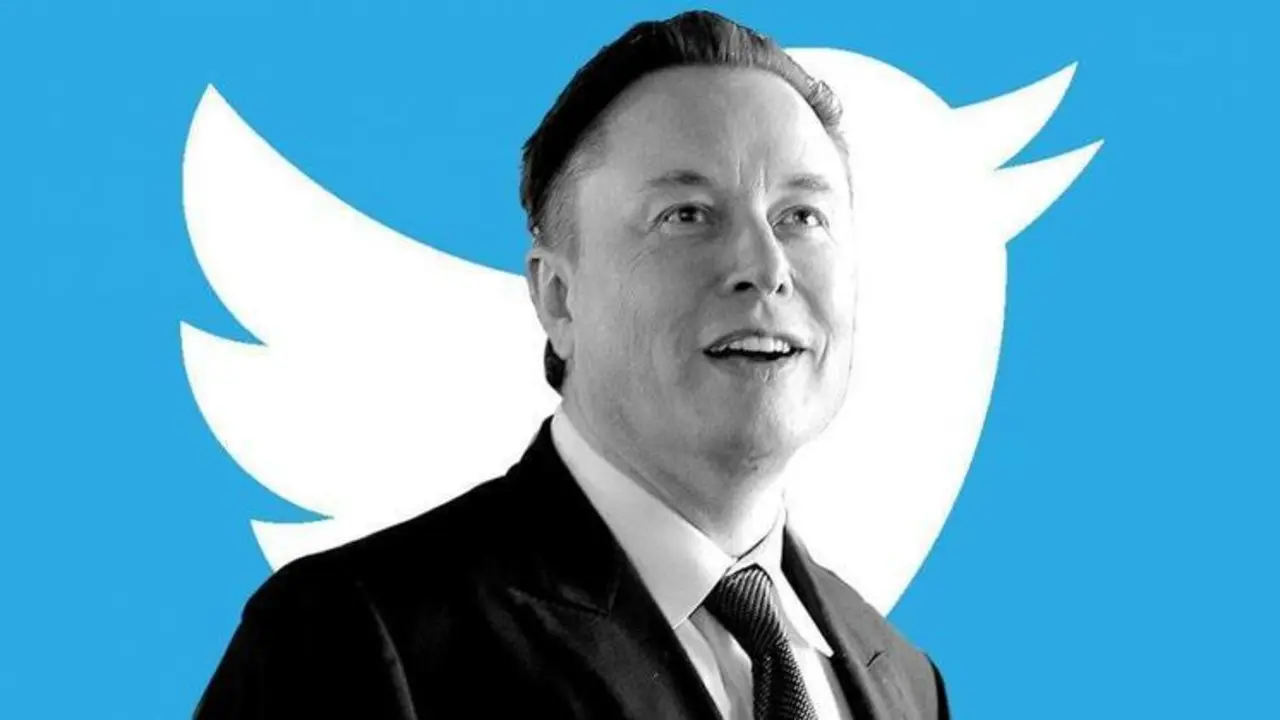  Elon Musk con el logo de Twitter 