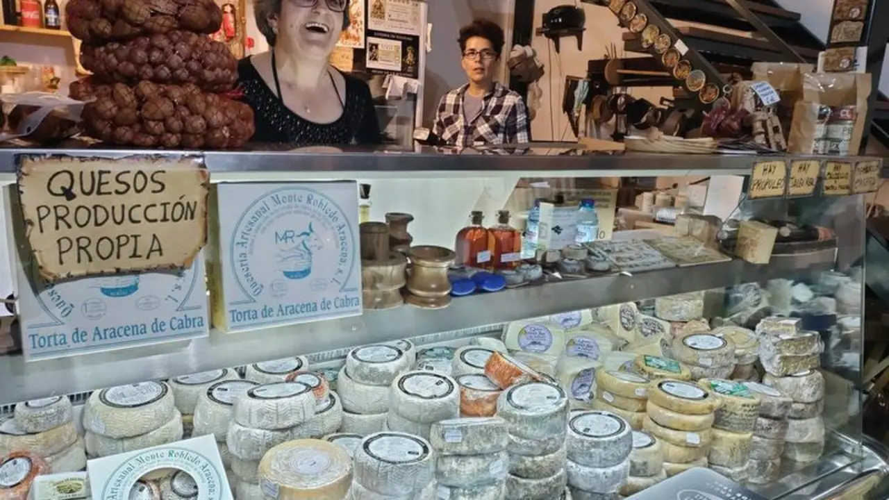  Mar&iacute;a Jes&uacute;s Rodr&iacute;guez Cerqueira al frente de su tienda Quesos Monte Robledo Aracena, en Aracena (Huelva) 