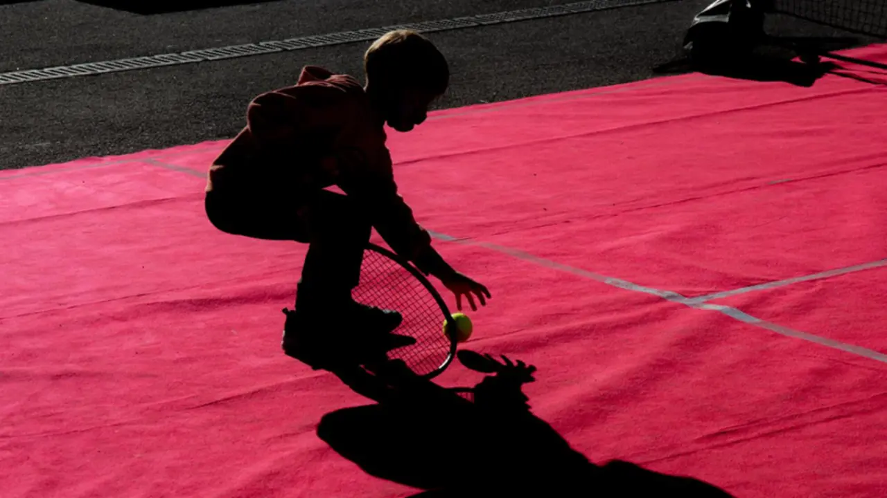  Archivo - Un ni&ntilde;o juega con una raqueta y una pelota en Barcelona. - David Zorrakino - Europa Press - Archivo 