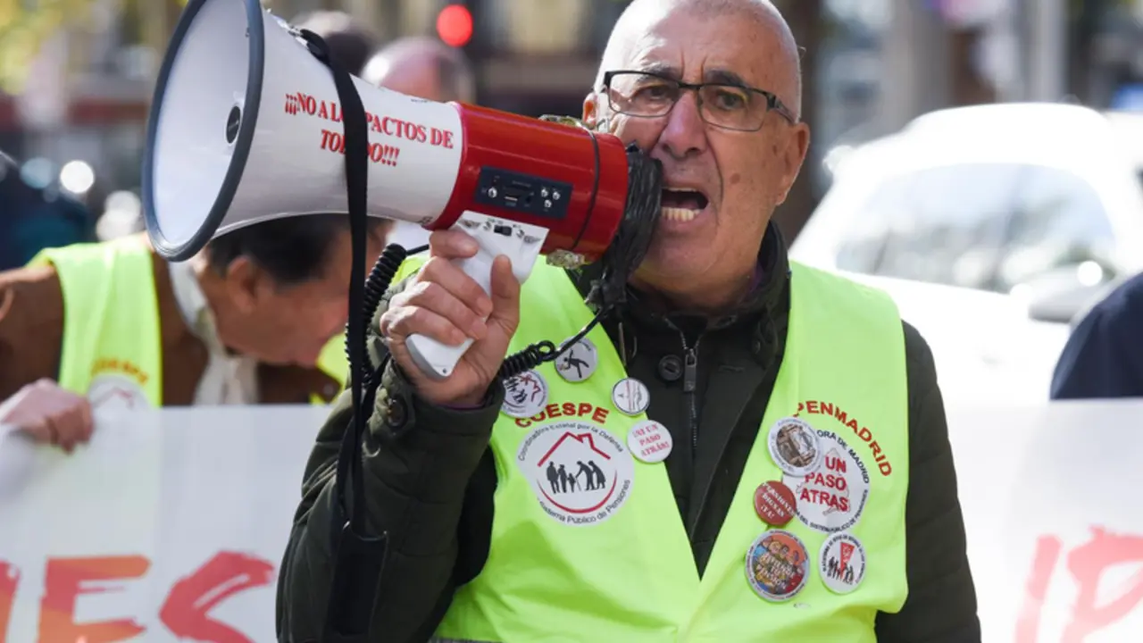  Un hombre sostiene un meg&aacute;fono en una manifestaci&oacute;n para exigir una mejora de las pensiones y de los salarios acordes al IPC real, a 19 de noviembre de 2022, en Madrid (Espa&ntilde;a). - Gustavo Valiente - Europa Press 