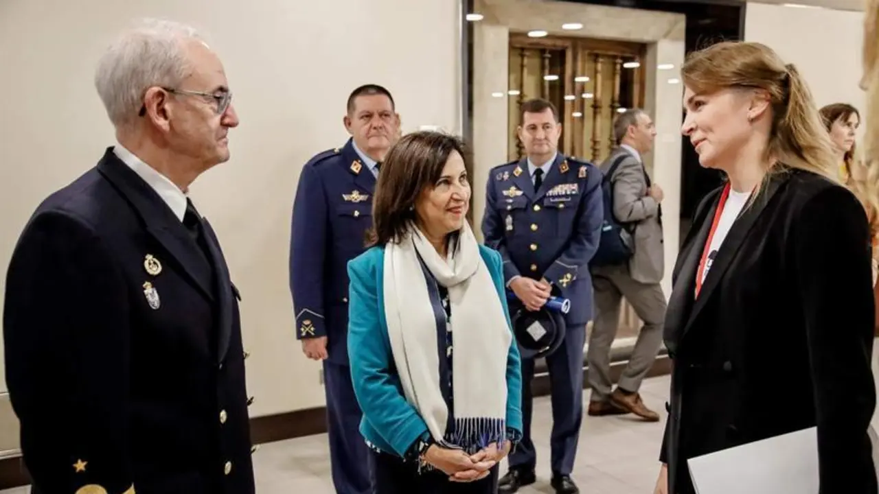  El jefe del Estado Mayor de la Defensa, el almirante Teodoro L&oacute;pez Calder&oacute;n y la ministra de Defensa, Margarita Robles, a su llegada a la primera jornada de la 68&ordm; sesi&oacute;n anual de la Asamblea Parlamentaria de la OTAN, en el hotel Meli&aacute; Castilla, a 19 de - Carlos Luj&aacute;n - Europa Press 