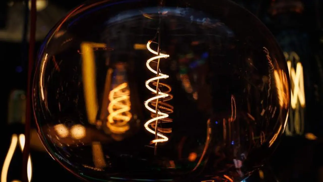  Una bombilla en el escaparate de una tienda de l&aacute;mparas 