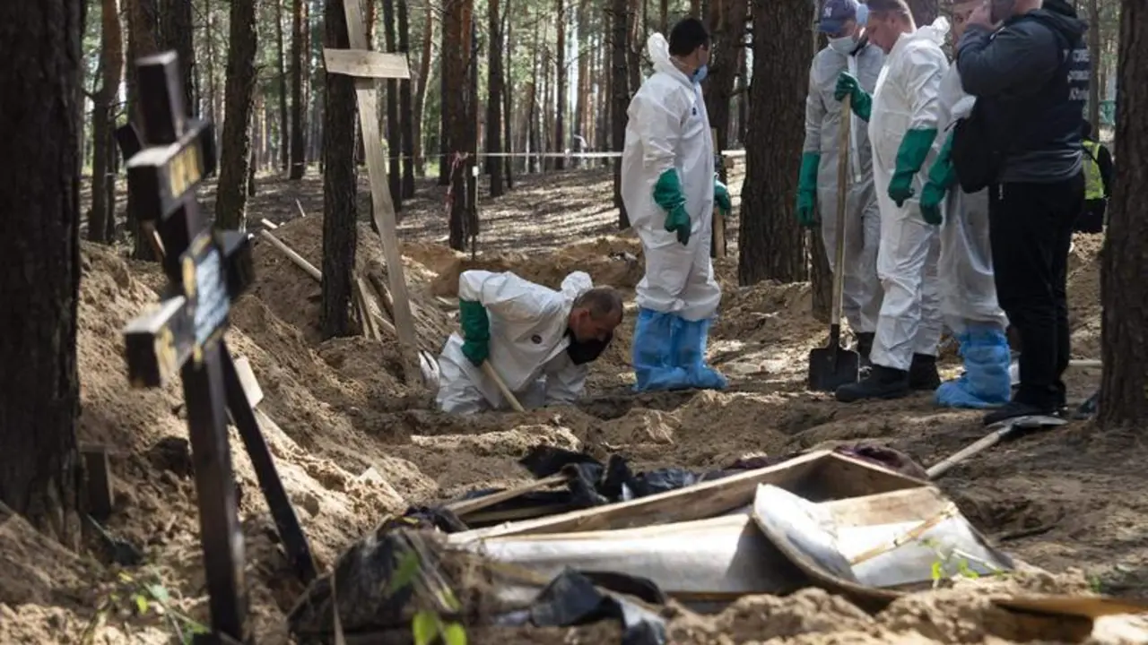  Exhumaci&oacute;n en una fosa com&uacute;n hallada en los alrededores de la localidad ucraniana de Izium tras la retirada de las tropas rusas 