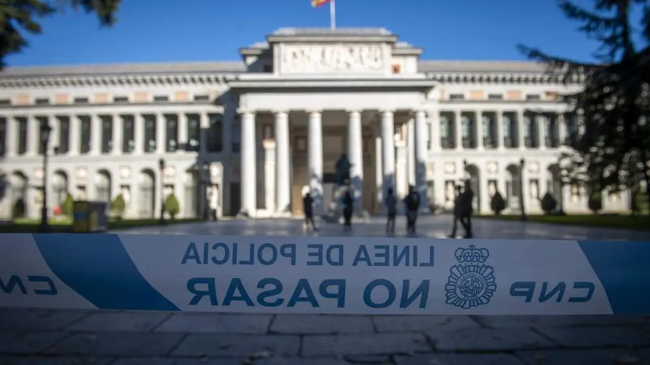  Un cord&oacute;n policial en el Museo del Prado 