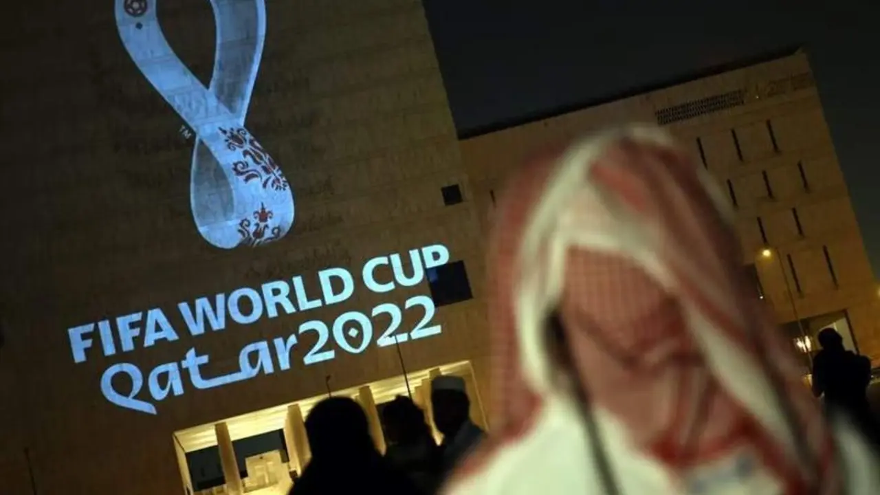  Mujer mirando el cartel del Mundial de Qatar 2022 