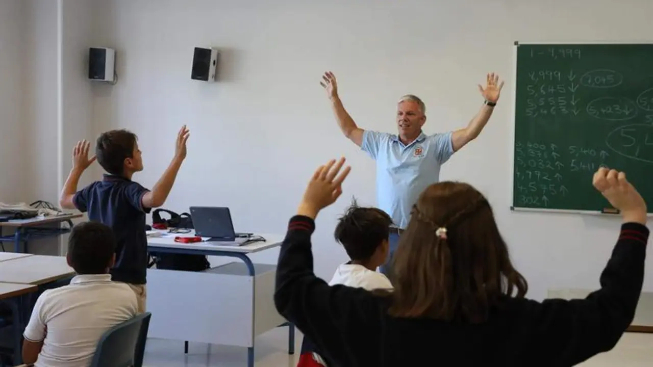  Un profesor dando clases 