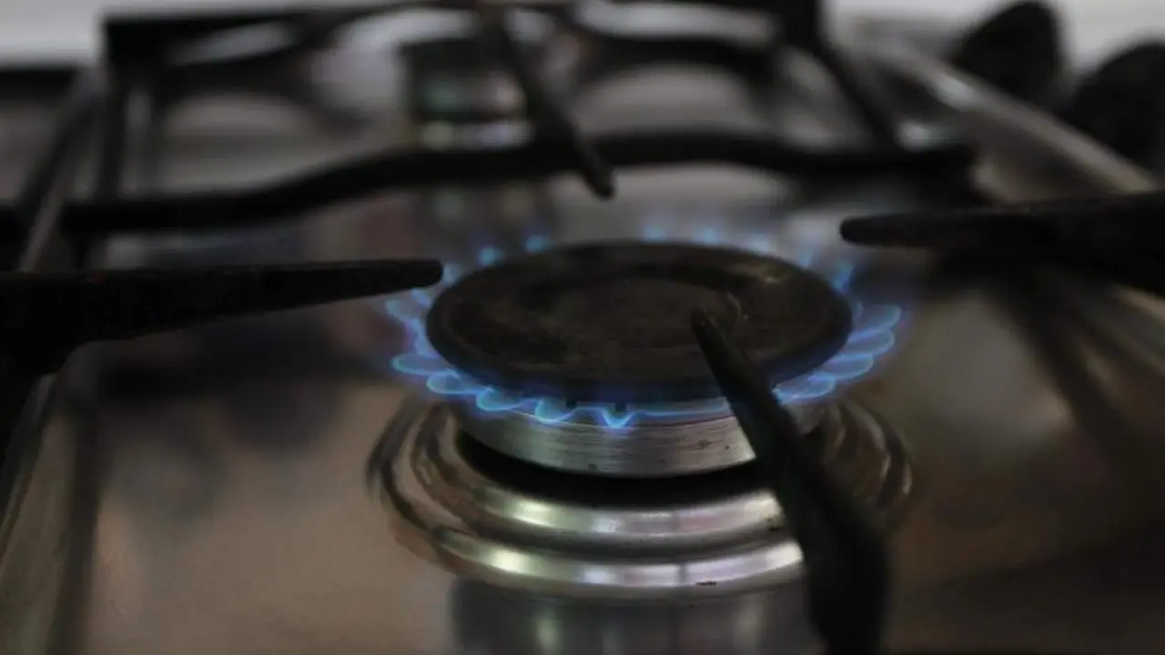  Cocina de gas encendida 