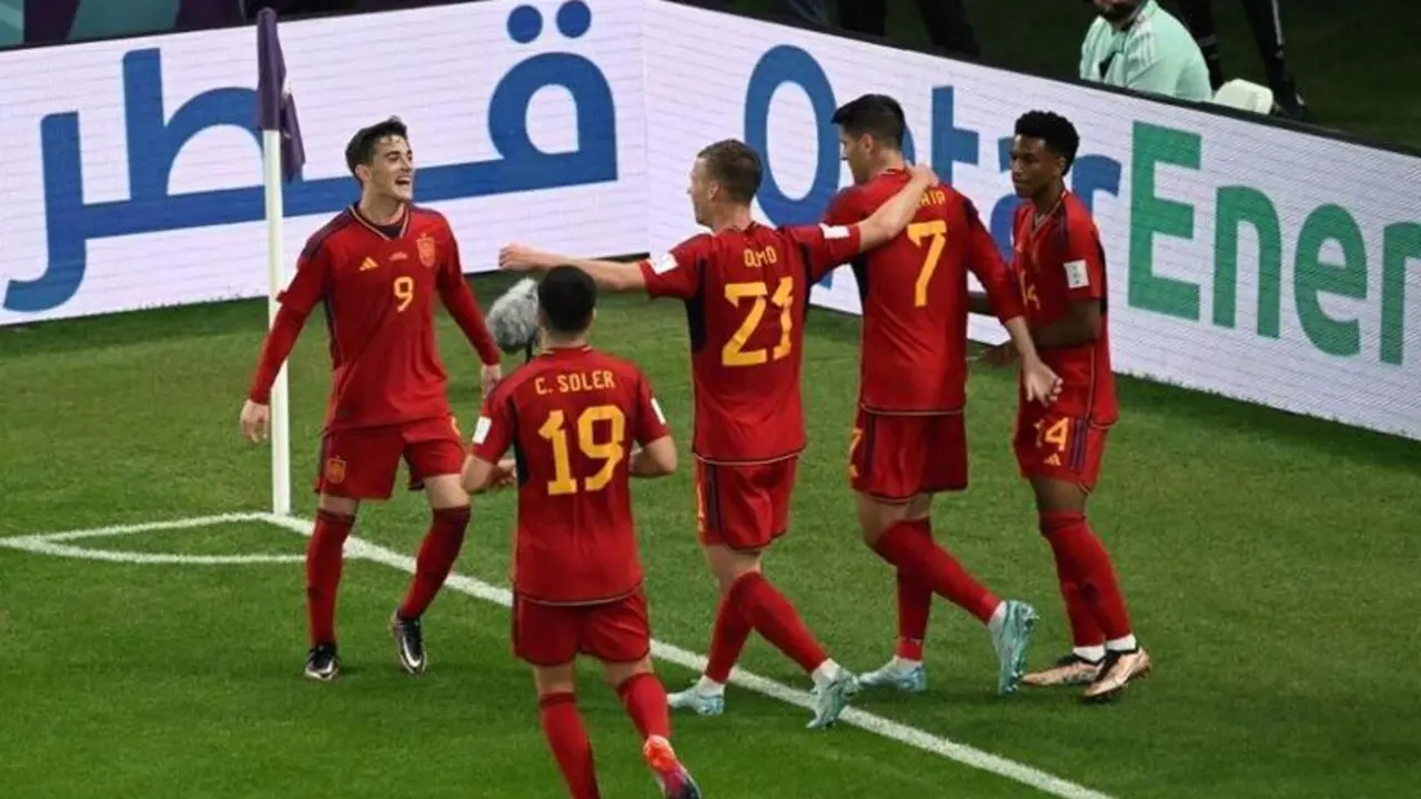  La selecci&oacute;n espa&ntilde;ola celebrando el gol de Gavi 
