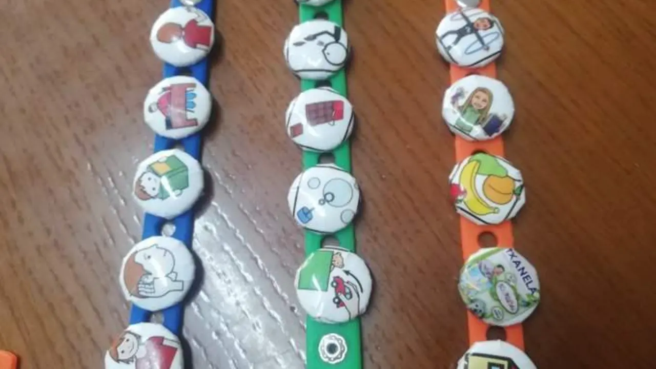  Las pulseras creadas por Jaime Brea.<br>Fuente:Twitter 