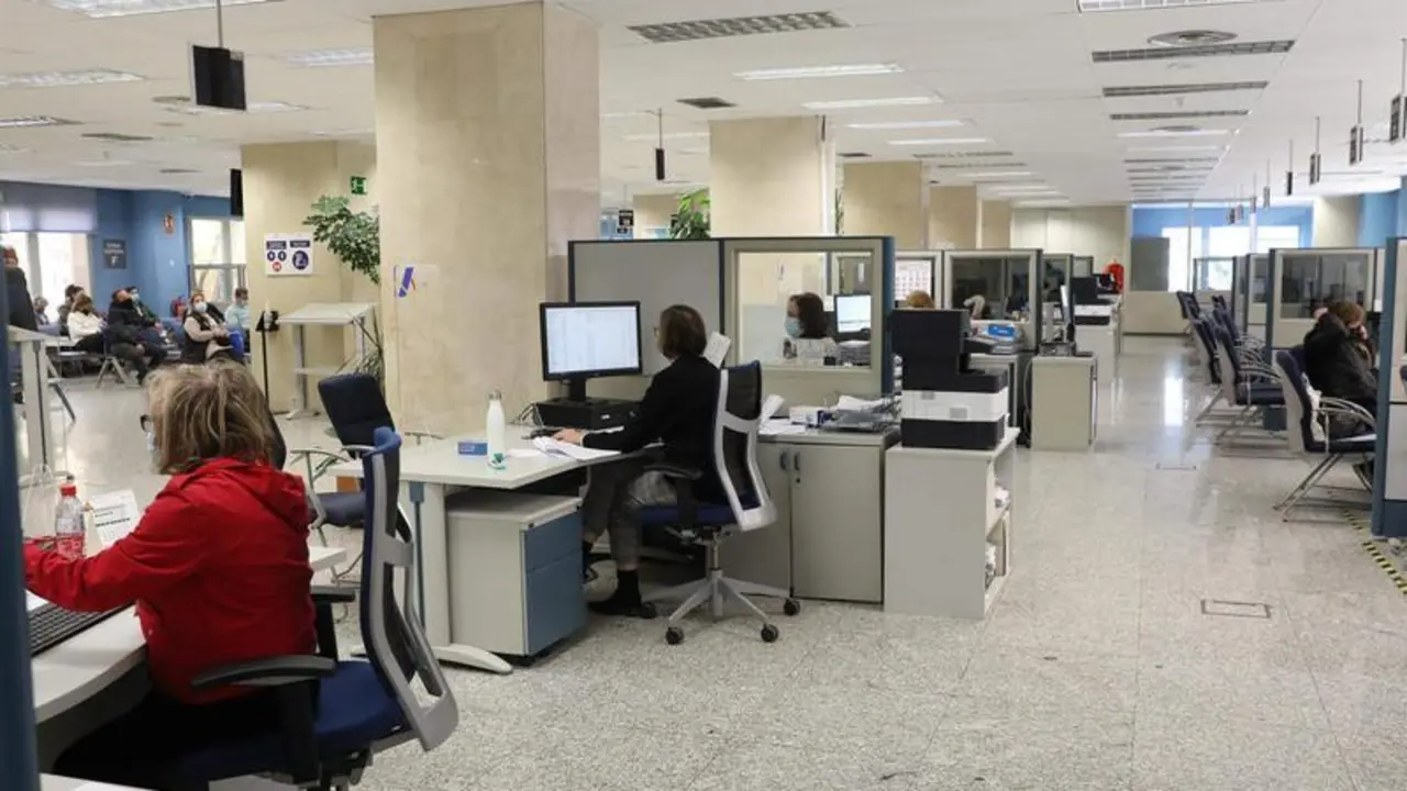  Varios empleados trabajan en una oficina de la Agencia Tributaria 