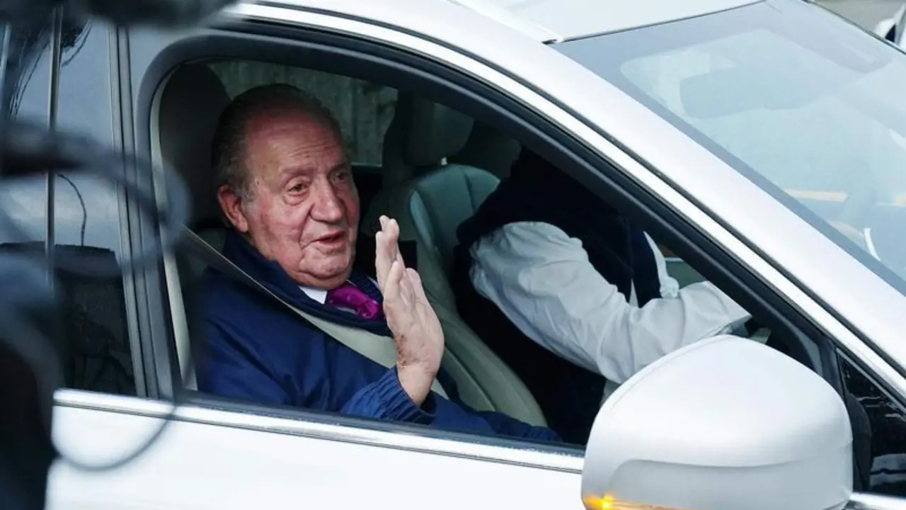  El Rey Em&eacute;rito Juan Carlos I saluda desde un veh&iacute;culo a su salida de la casa de Sanxenxo camino de Madrid 