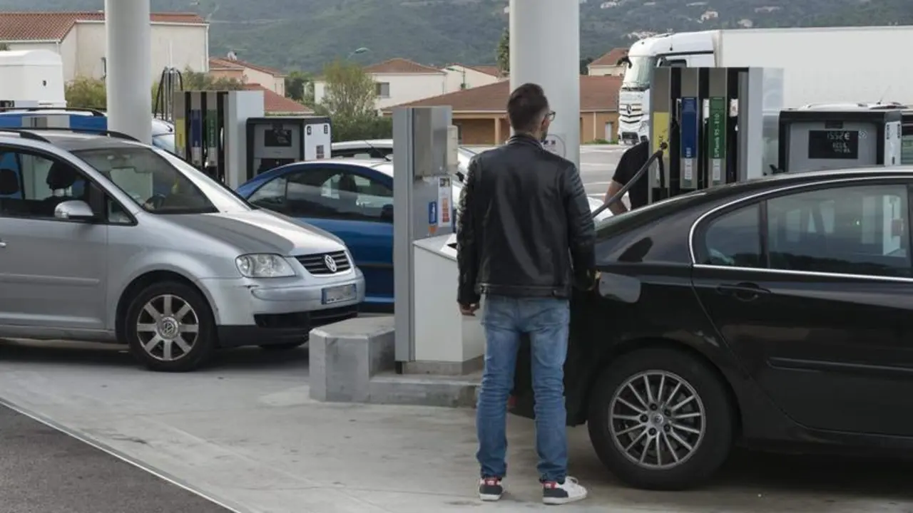  Un hombre resposta su veh&iacute;culo en una gasolinera de El Boulou 
