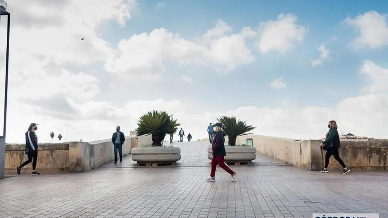  Gente paseando por el Puente Romano de Córdoba / Pilar Gázquez. 
