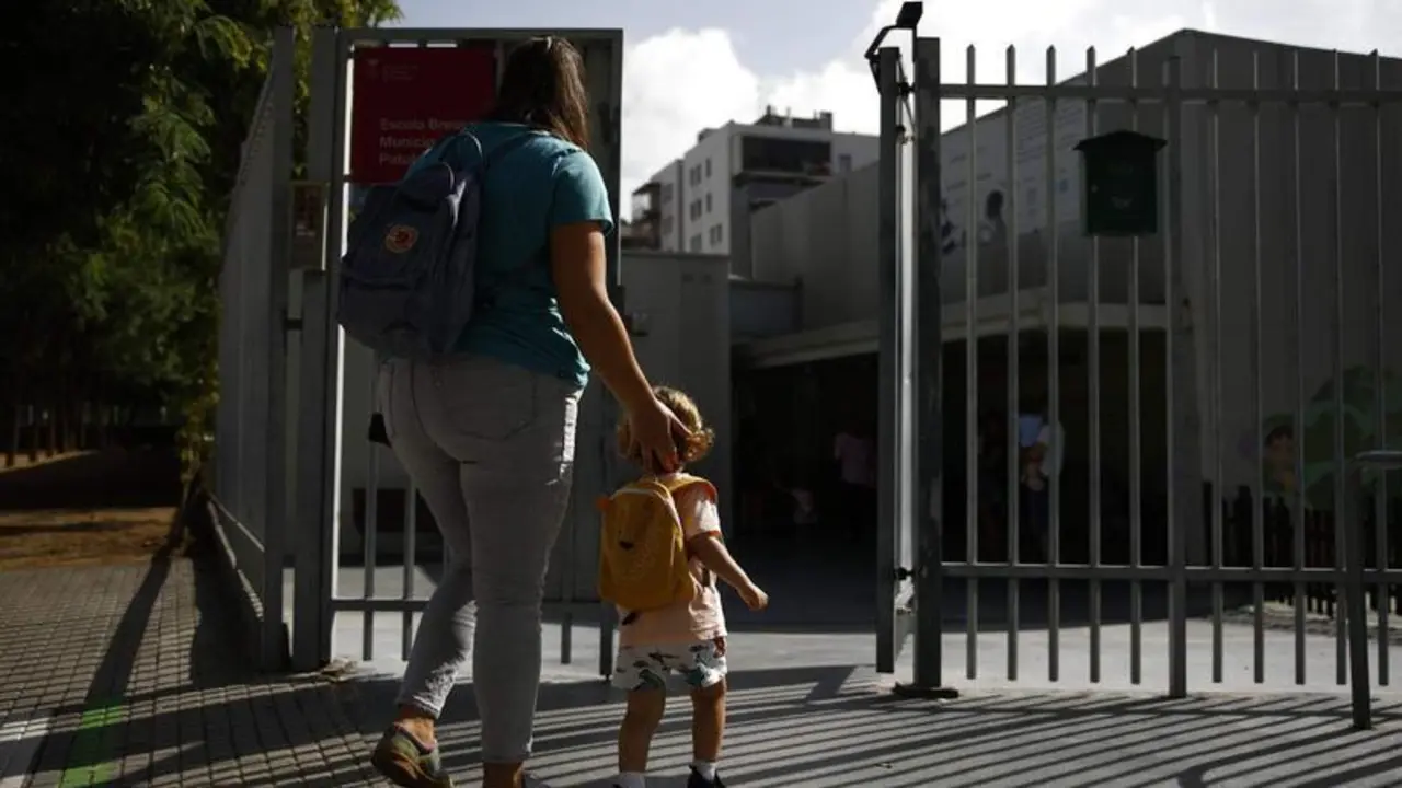  Archivo - Una madre lleva a su hijo a la guarder&iacute;a. - Kike Rinc&oacute;n - Europa Press - Archivo 