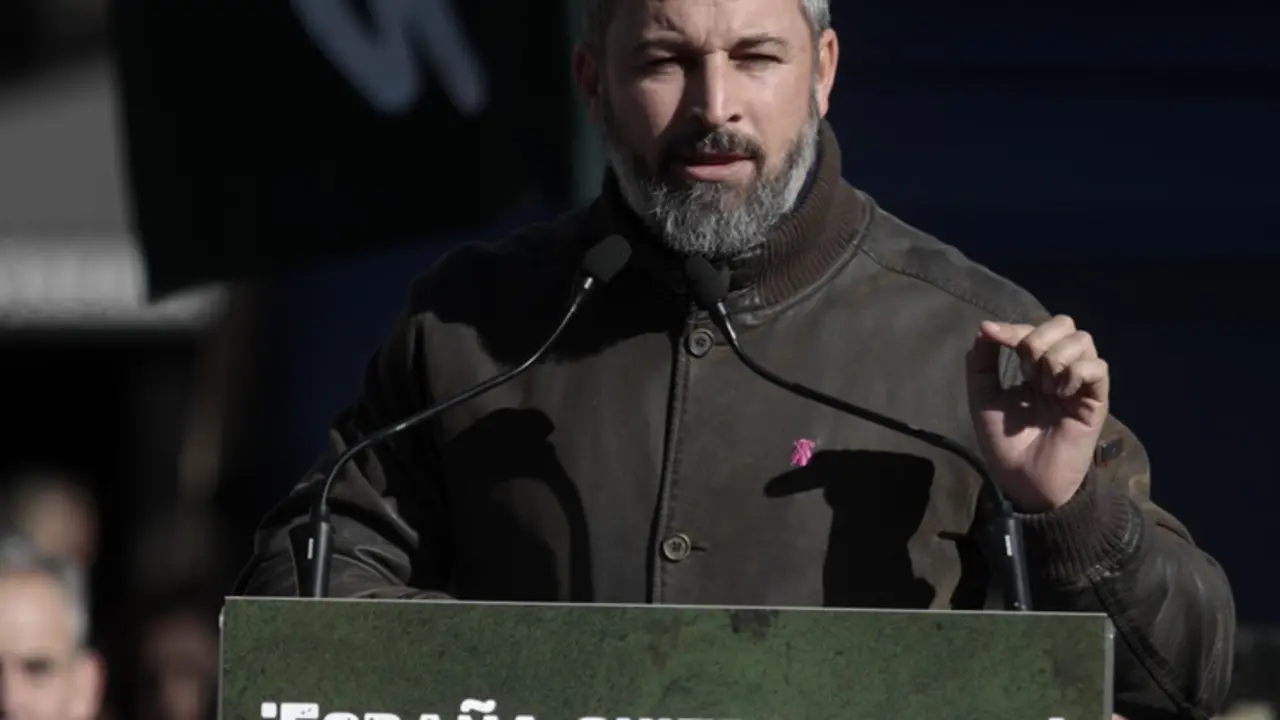  El l&iacute;der de Vox, Santiago Abascal, interviene durante una manifestaci&oacute;n convocada por la formaci&oacute;n parlamentaria Vox, en la Plaza de la Universidad, a 19 de noviembre de 2022, en Barcelona, Catalunya (Espa&ntilde;a). - Kike Rinc&oacute;n - Europa Press 