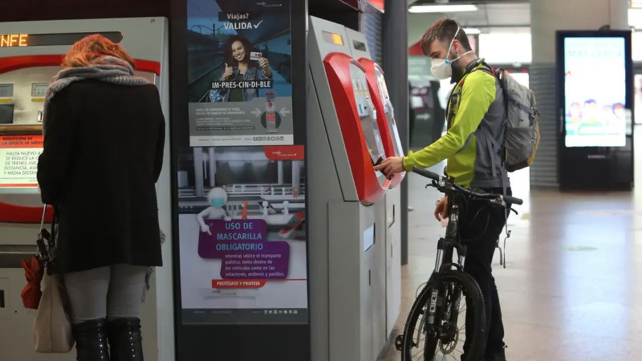  Archivo - Un viajero con bicicleta adquiere un billete en un dispensador en la estaci&oacute;n de Atocha - Marta Fern&aacute;ndez Jara - Europa Press - Archivo 
