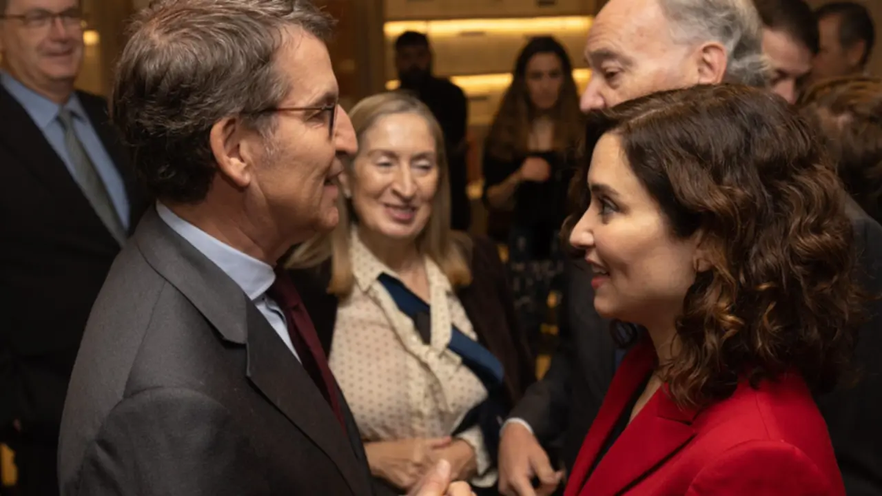  El presidente del PP, Alberto N&uacute;&ntilde;ez Feij&oacute;o y la presidenta de la Comunidad de Madrid, Isabel D&iacute;az Ayuso, durante un desayuno informativo de Europa Press en el Hotel Hyatt Regency Hesperia, a 22 de noviembre de 2022, en Madrid (Espa&ntilde;a). - Eduardo Parra - Europa Press 