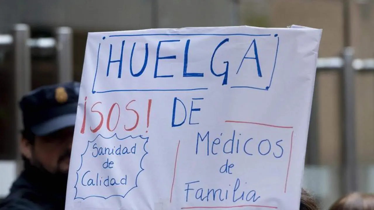  Una pancarta que reza 'Huelga de M&eacute;dicos de Familia, &iexcl;SOS! Sanidad de calidad' durante una concentraci&oacute;n de los m&eacute;dicos y pediatras de Atenci&oacute;n Primaria, frente a la Consejer&iacute;a de Sanidad 