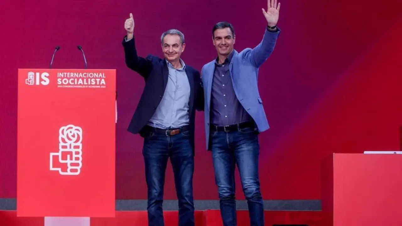  El expresidente del Gobierno, Jos&eacute; Luis Rodr&iacute;guez Zapatero junto a Pedro S&aacute;nchez 