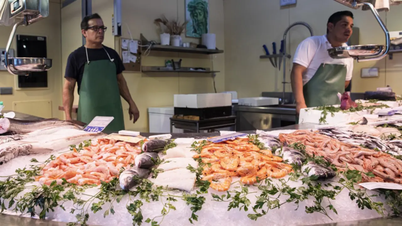  Archivo - Pescader&iacute;a en un mercado de abastos - Mar&iacute;a Jos&eacute; L&oacute;pez - Europa Press - Archivo 