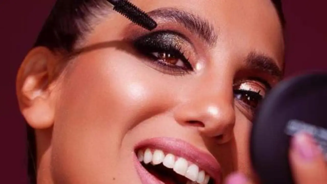  Una mujer utilizando una m&aacute;scara de pesta&ntilde;as/ Twitter 