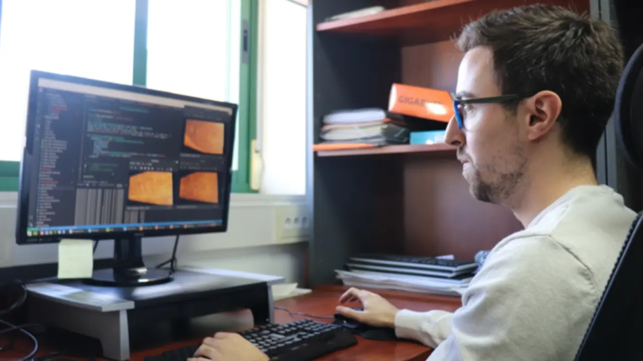  El investigador V&iacute;ctor Vargas, miembro del grupo AYRNA y primer autor del art&iacute;culo, frente al ordenador. 